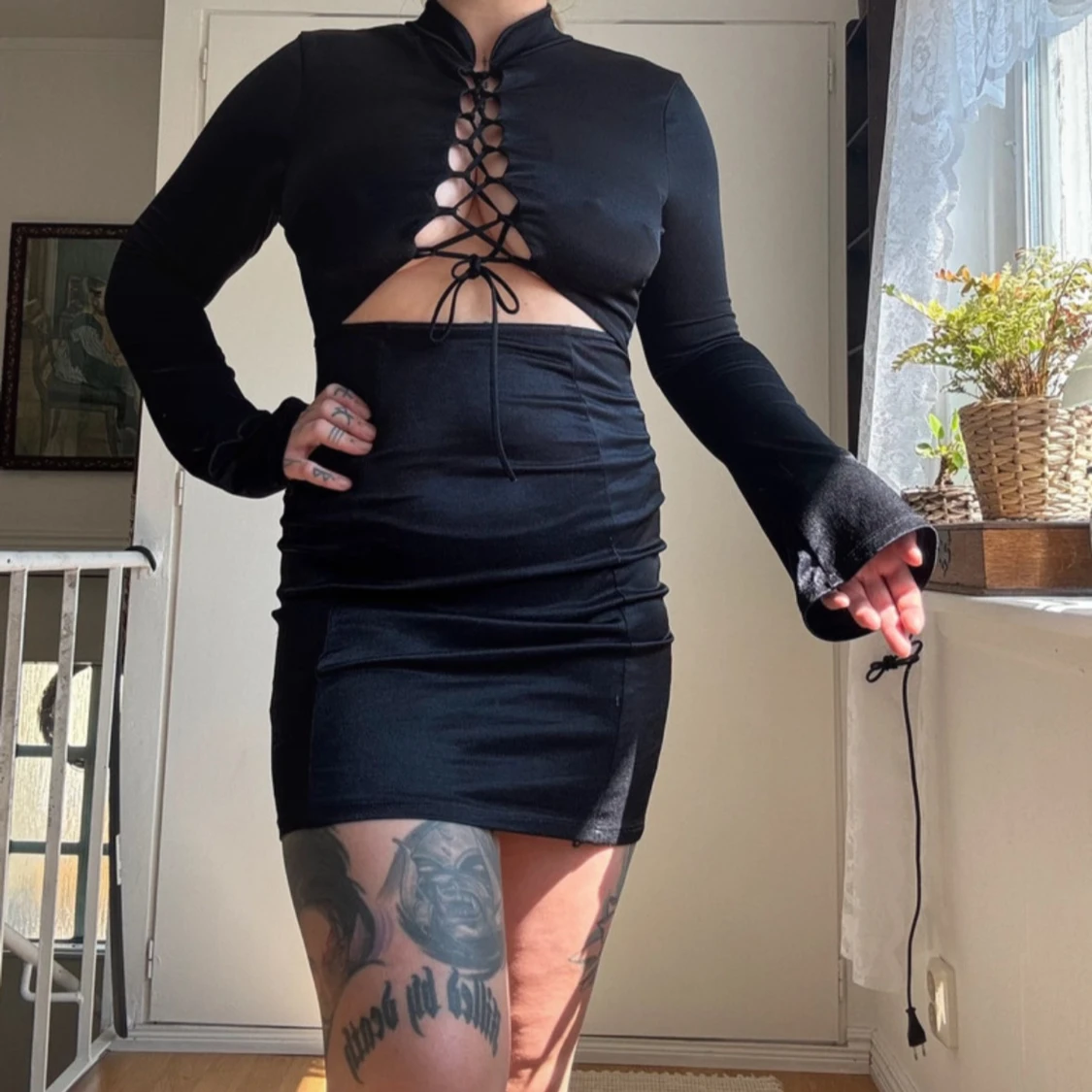 Svart kort klänning med snörning - 1