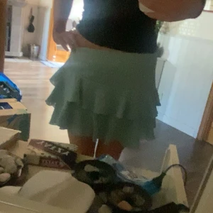 Turkos volangkjol från Wild Fable - Superfin turkos kortkjol från Wild Fable med dubbla volanger som ger en lekfull och trendig look. Kjolen har en mjuk och lätt känsla, perfekt för varma dagar. Snygg att matcha med crop top eller oversized hoodie. Köpt i USA, så går inte att köpa i Sverige 💕