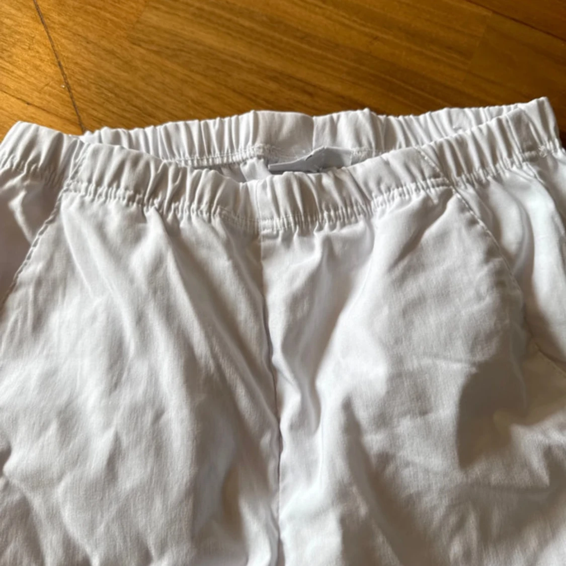 Vita raka byxor med resårmidja - 1