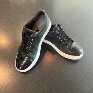 Lanvin cap toe - Säljer dessa snygga mörkgröna lanvins. Dem är i rätt bra skick, dock har sulan blivit ommålad men det är inget som syns om man inte kollar nära. Det finns en liten defekt som visas på sista bilden. Skorna saknar också innersula och har inte kvar de riktiga skosnörena.  Därav det billigare priset. Skick: 7,5/10 nypris: ca 4000kr. Uk storlek 8= 42/43