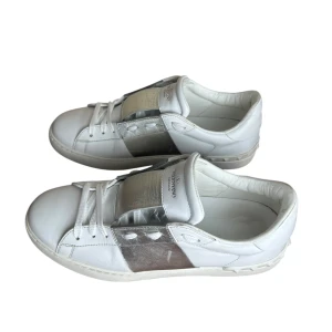 Valentino Open  - Valentino Garavani Open sneakers. Storlek 43. Skick 8.5/10 väldigt fina! Pris 2290 tillkommer box dustbag etc. Finns att köpa på Fashionels.com