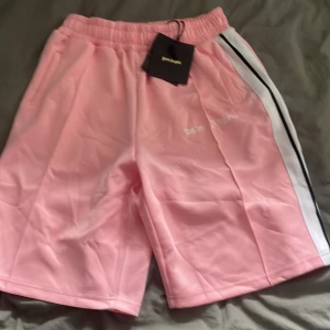 Palm angels shorts rosa L-XL  - Rosa palm angels shorts med storlek L-XL. Dom nästan i helt nyskick där de har används 1 gång. PRISET KAN DISKUTERAS!