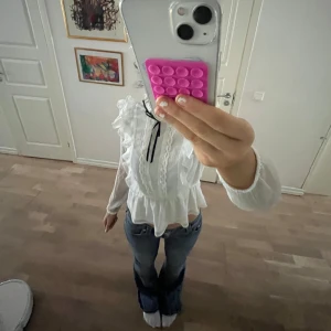 Fin blus från Lindex  - Säljer denna slutsålda blusen från Lindex. Perfekt för en fin men också avslappnad look🥰 passar med både jeans och kjol! Aldrig använd! Nypris 299