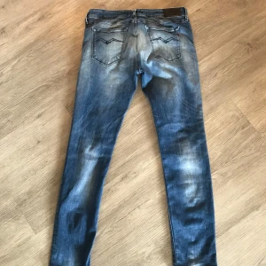 Blå Replay jeans med slitningar - Säljer ett par blå slim replay jeans med slitningar🤩 Byxorn har modellen luz och storleken är 31/30🙌Byxorna är helt nya och är aldrig använda vilket betyder att byxorna är i väldigt bra skick🤝Hör av er vid frågor eller funderingar!
