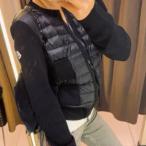 Moncler cardigan svart XS - Säljer min kofta då den är lite för stor för mig enligt mitt tycke den är i storlek xs och är i färgen svart inköpt på nk kvitto finns och äkthetsbevis några år gammal