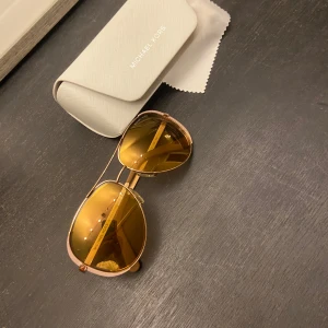 Michael Kors Solglasögon - Säljer ett par eleganta oanvända solglasögon från Michael Kors. Inkluderar originalfodral och putsduk.  Nypris: 1600kr+  Bara att skicka ett DM om du funderar på något!