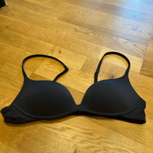 Intimissimi bh - Intimissimis push up bh i modellen ”gioia” i svart. Den är begagnad men i fint skick och säljs då den är fel storlek 🥰