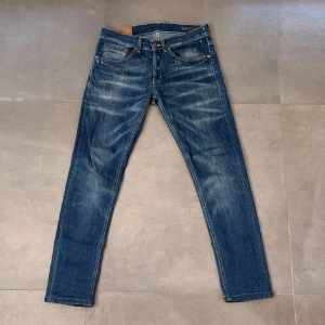 Dondup Jeans - Säljer ett par blåa dondup jeans med snygg tvätt, storlek 30, kontakta vid några funderingar.
