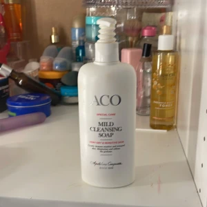 ACO Mild Cleansing Soap - Halvfull har använts ganska många gånger men har andra Mild rengöringssåpa från ACO, speciellt framtagen för torr och känslig hud. Kommer i en vit plastflaska med pump. Passar för daglig rengöring av ansiktet och tar bort smink och orenheter utan att torka ut huden.