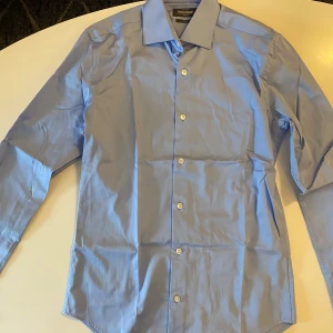 Ljusblå skjorta från Dressmann - Blå skjorta från Dressmann