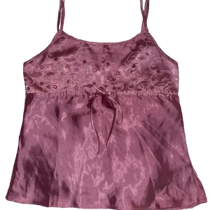 topp - söt topp från candies i storlek S💖 köpte den second hand, men endast använd max 2 gånger av mig!