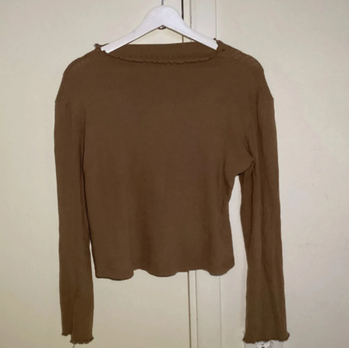 Beige ribbad långärmad topp med volangkant - 1