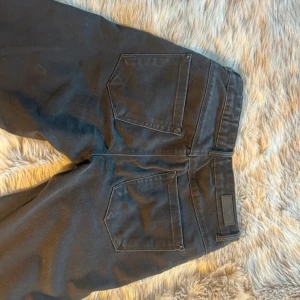Svarta bootcut jeans - Säljer ett par svarta bootcut jeans från only storlek s/32 💕innerbenslängd cirka 78 och midjemått 38