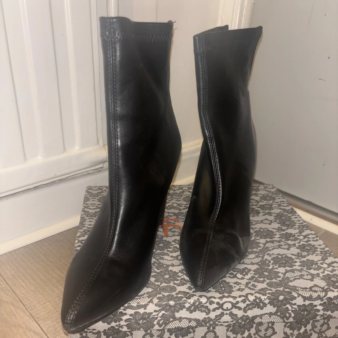 Svarta boots med klack och spetsig tå - 2