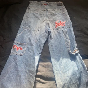 Riktigt feta baggy jeans från freaks - Säljer för att de inte längre är min stil har lite hål o sånt som på bilderna har också heelbite som ja kan skicka bild på för att fick inte plats annars fråga om ni undrar något