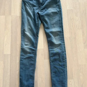 Blå skinny jeans från Neuw - Säljer ett par blå skinny jeans från Neuw i modellen Vantage Skinny. Jeansen har klassisk femficksdesign, dragkedjegylf och smal passform hela vägen ner. Perfekta för dig som gillar en tajt look.