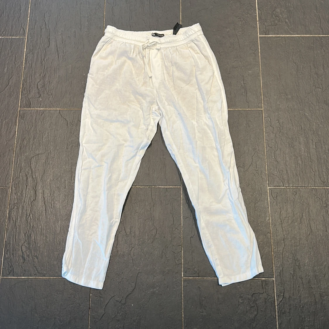 Vita linnebyxor från zara, litet hål