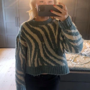 Blåkrämvit  zebramönstrad tjock stickad tröja - Säljer en mysig stickad tröja!! Den är använd max 2 gånger närav nyskick! Tröjan är tjock och varm