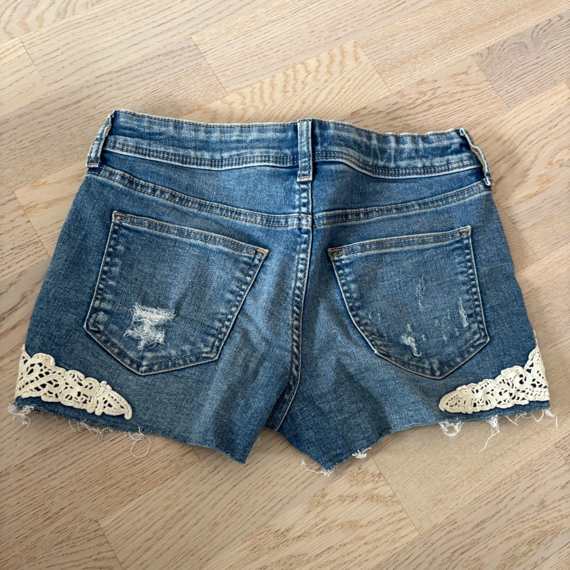 Jeansshorts med spetsdetaljer - 1
