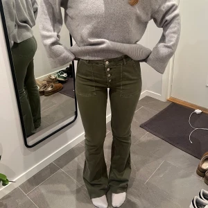 Bootcut jeans Zara gröna  - Säljer ett par olivgröna byxor med bootcut-modell!