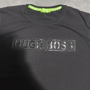 Svart t-shirt från Hugo Boss - En tvär fet svart klassisk Hugo boss T-shirt som jag inte använder längre och som inte passar mig