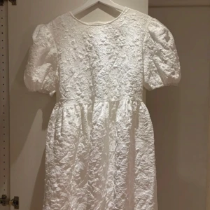 Klänning  - Säljer denna populära klänningen från byic. Aldrig använd, nypris 749:- 