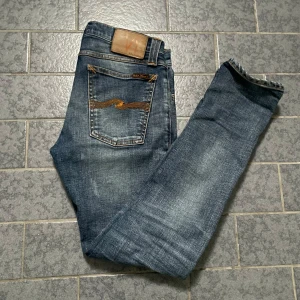 Nudie Jeans  - Säljer ett par feta nudie jeans som är helt fläckfria och 9/10 skick. Har använt dom kanske 1-2 månader och dom är väldigt stiliga. Nypris kostar dom 1799kr men priset kan diskuteras🔥