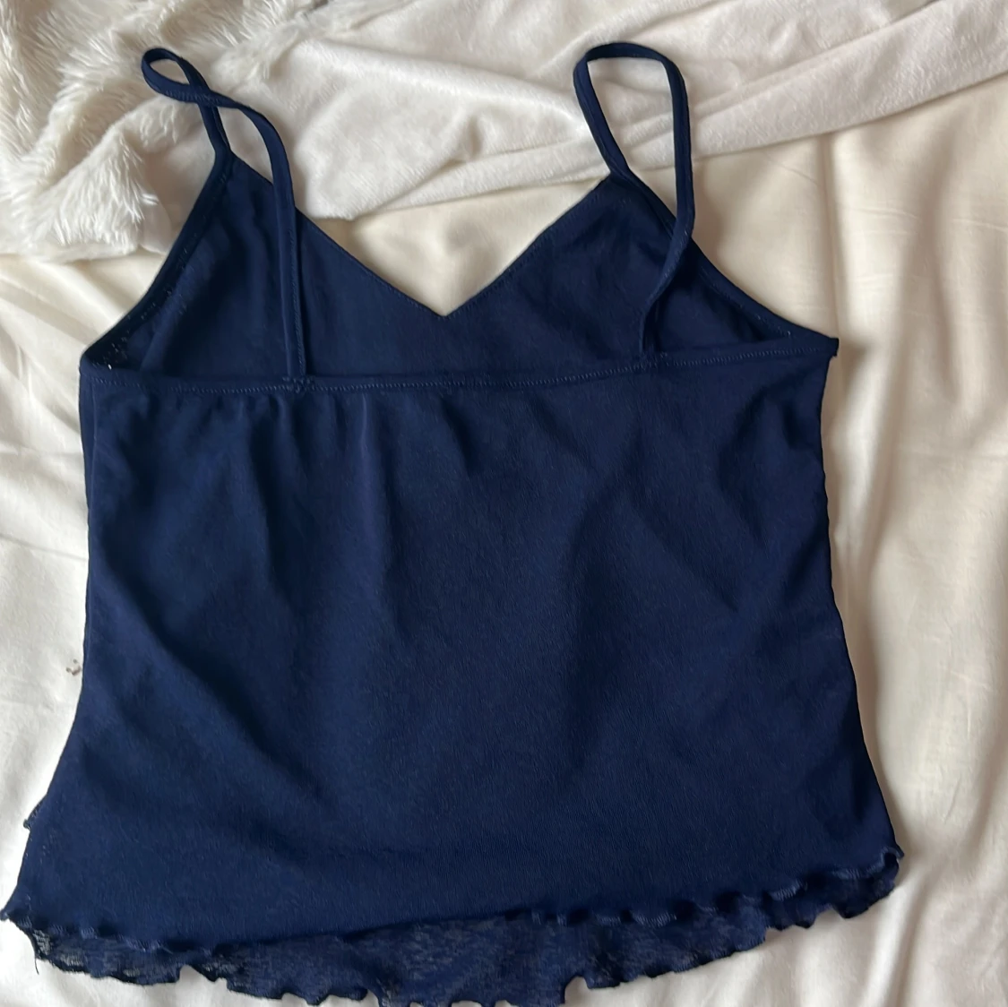 Mörkblå linnetopp med broderad blomma - 1