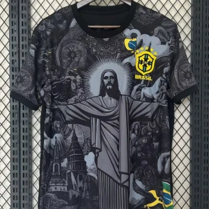 Svart Brasilien fotbollströja med Kristusstatyn - Unik svart fotbollströja med Brasilien-emblem och stort tryck av Kristusstatyn på framsidan. Tröjan har korta ärmar, detaljer i gult och grönt samt mönster med brasilianska motiv. Perfekt för dig som vill sticka ut på matchen.