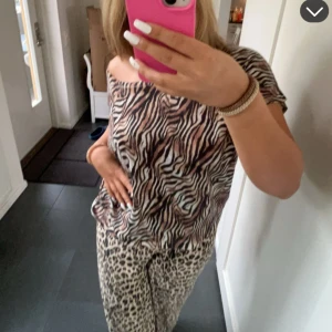 Zebra tröja - SÅ SNYGG oversized tunn zebra tröja!! 