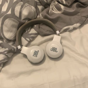 Jbl Hörlurar - Säljer dessa för att jag inte använder hörlurar längre. Fu funkar jätte bra med ljud och batteri håller super länge. PRIS KAN DISKUTERAS 