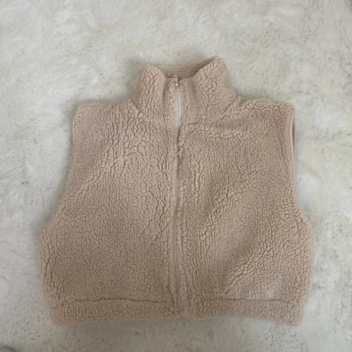 Beige teddyväst från NLY Trend