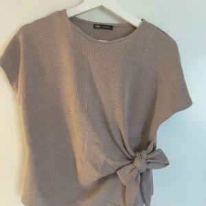 Zara tröja  - Snygg tröja från Zara i en beige brun färg💕storlek M. Endast använd en gång💕