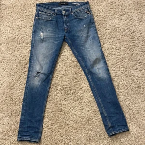 Replay Willbi Jeans - Säljer ett par riktigt stilrena och sköna blå Replay jeans i storlek W30 L31. Jeansen är använda men fortfarande i bra skick från när jag köpte de. Är öppen för att byta!