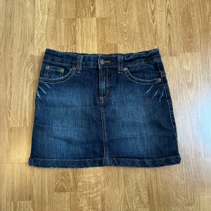 Jeanskjol - Jag säljer en mörkblå jeanskjol från multiblu i storlek 158 men skulle passa xs, säljer då den inte passar 💞 Midjemått rakt över är ca 36 cm och det är bara att skriva om man undrar nåt 💓(lånade bilder)