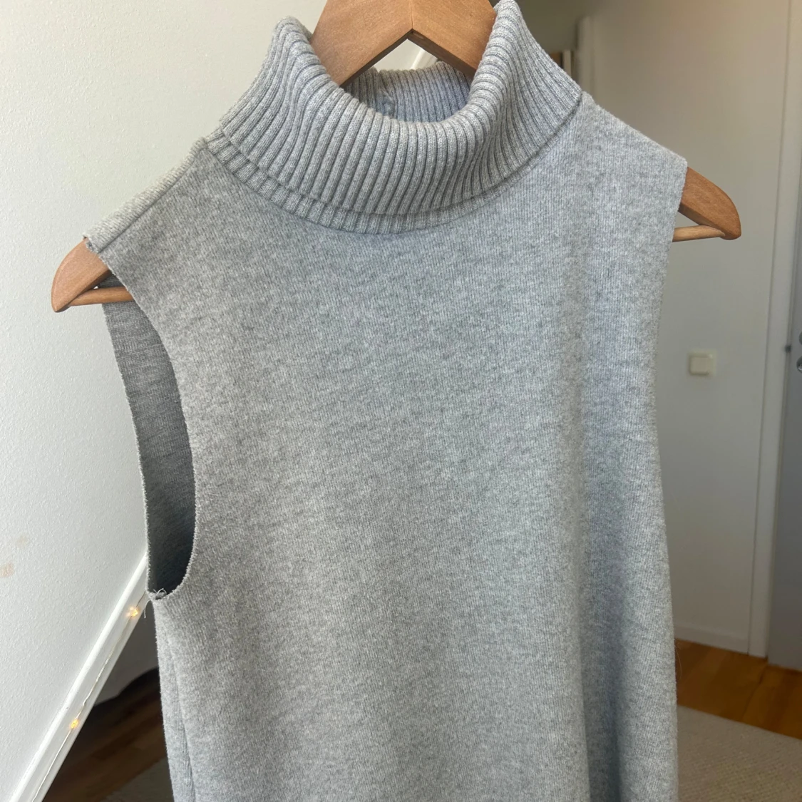 Grå ärmlös polotröja