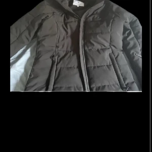 Svart pufferjacka från Cross Sportswear - Säljer en svart pufferjacka från Cross Sportswear i damstorlek S. Jackan har dragkedja framtill och två snedställda fickor med dragkedja. Perfekt för kyligare dagar och enkel att matcha med olika outfits. kvar kvittot