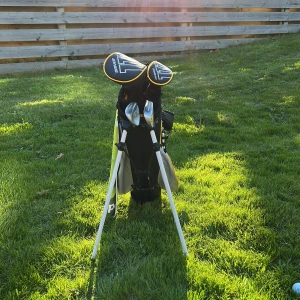 Gul och svart golfbag med klubbor rabatt  - Säljer en snygg golfbag i gult och svart. Bagen har praktiska benstöd, flera fack och medföljer golfklubbor, bland annat en wedge, short iron, driver, hybrid och en putter. Perfekt för dig som vill komma igång med golfen eller behöver en extra bag. Man får med 10 bollar, vänster handske, peggar och en klubb torkare:) Rabatt i några dagar, så passa på att köpa😆
