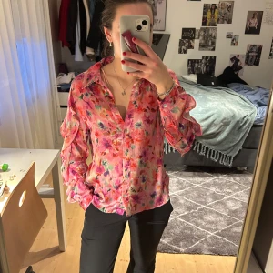Blommig rosa blus från Zara - Säljer en färgglad blommig skjorta från Zara i rosa färg, använd ett fåtal gånger💗
