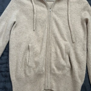 Beige hoodie med dragkedja från Soft Goat - Min favorit tröja! Men behöver sälja den då jag tyvärr behöver pengarna och den inte går till användning så ofta ❤️❤️❤️💕💕💕 SÅ SNYGG!!! INGA DEFEKTER