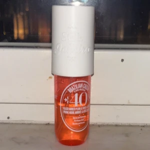 Sol de Janeiro Brazilian Crush Cheirosa 40 Parfymmist - En parfymmist från Sol de Janeiro i doften Brazilian Crush Cheirosa 40. Flaskan är orange med vit spraykork och lock. Doften har inslag av black amber plum och vaniljträ. Rymmer 90 ml.