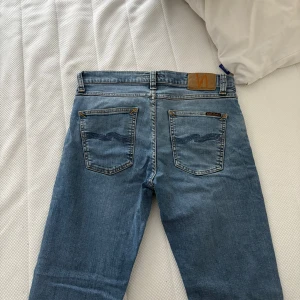 Nudie Jeans Lean Dean - Säljer ett par ljusa trendiga Nudie Jeans i nyskick, använda fåtal gånger bara, W29 L32