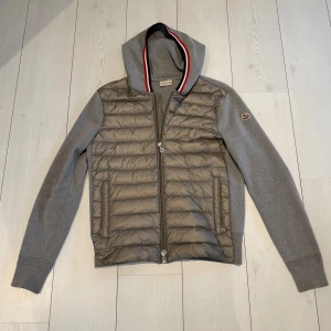Moncler cardigan  - Hej säljer nu min riktigt fina Moncler cardigan som ja knappt använt! Köpt på garmsmarket  Använd fåtal gånger och är i 9/10 condition  Storlek L                  