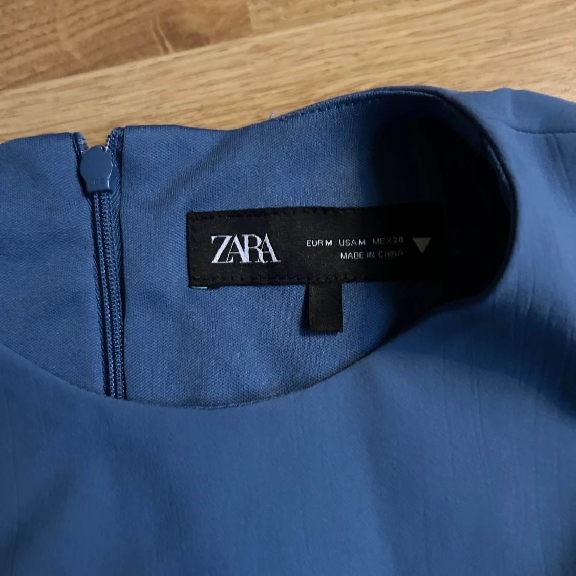 Blå croppad topp med ringdetalj från Zara - 1