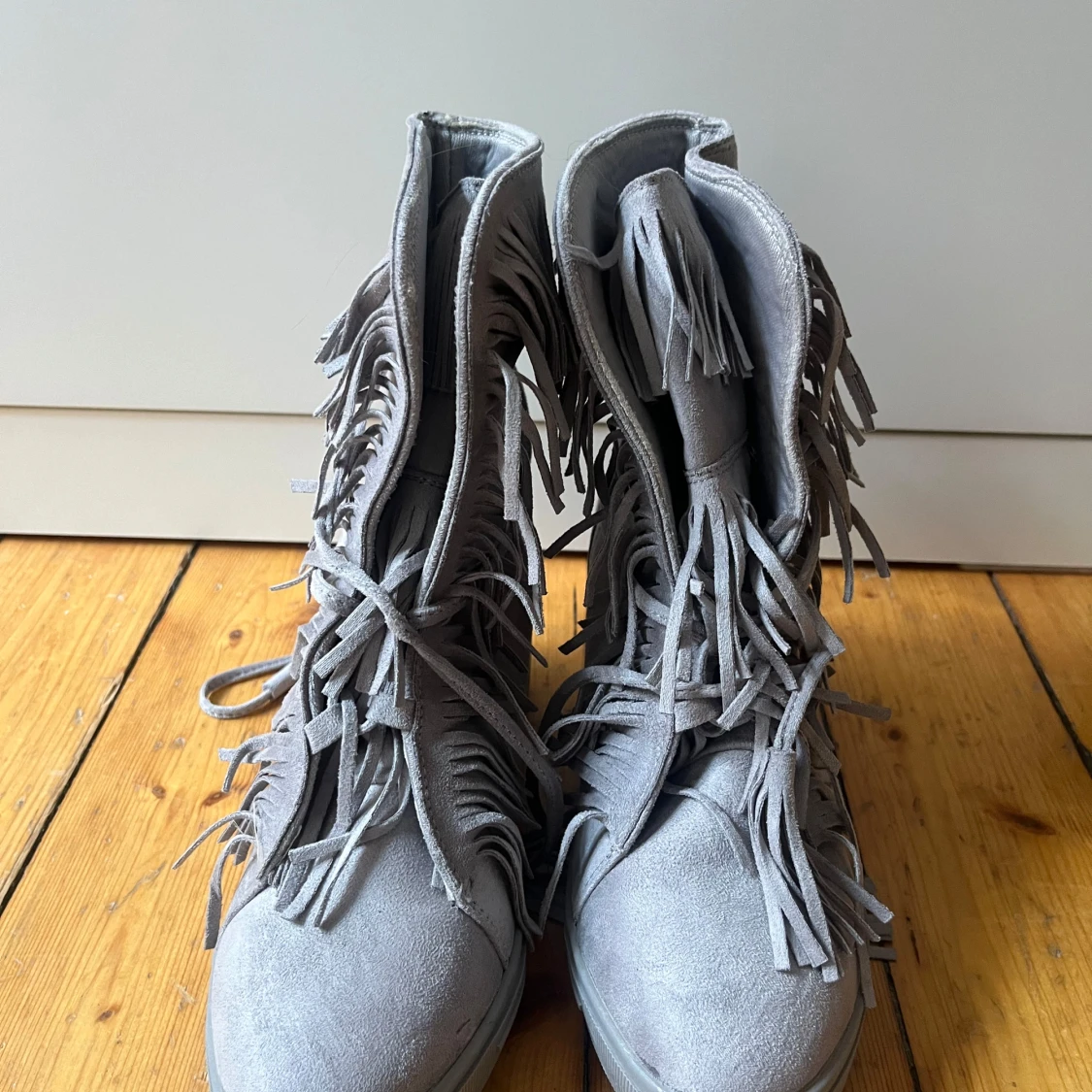 Grå mockaboots med fransar från Siader - 1