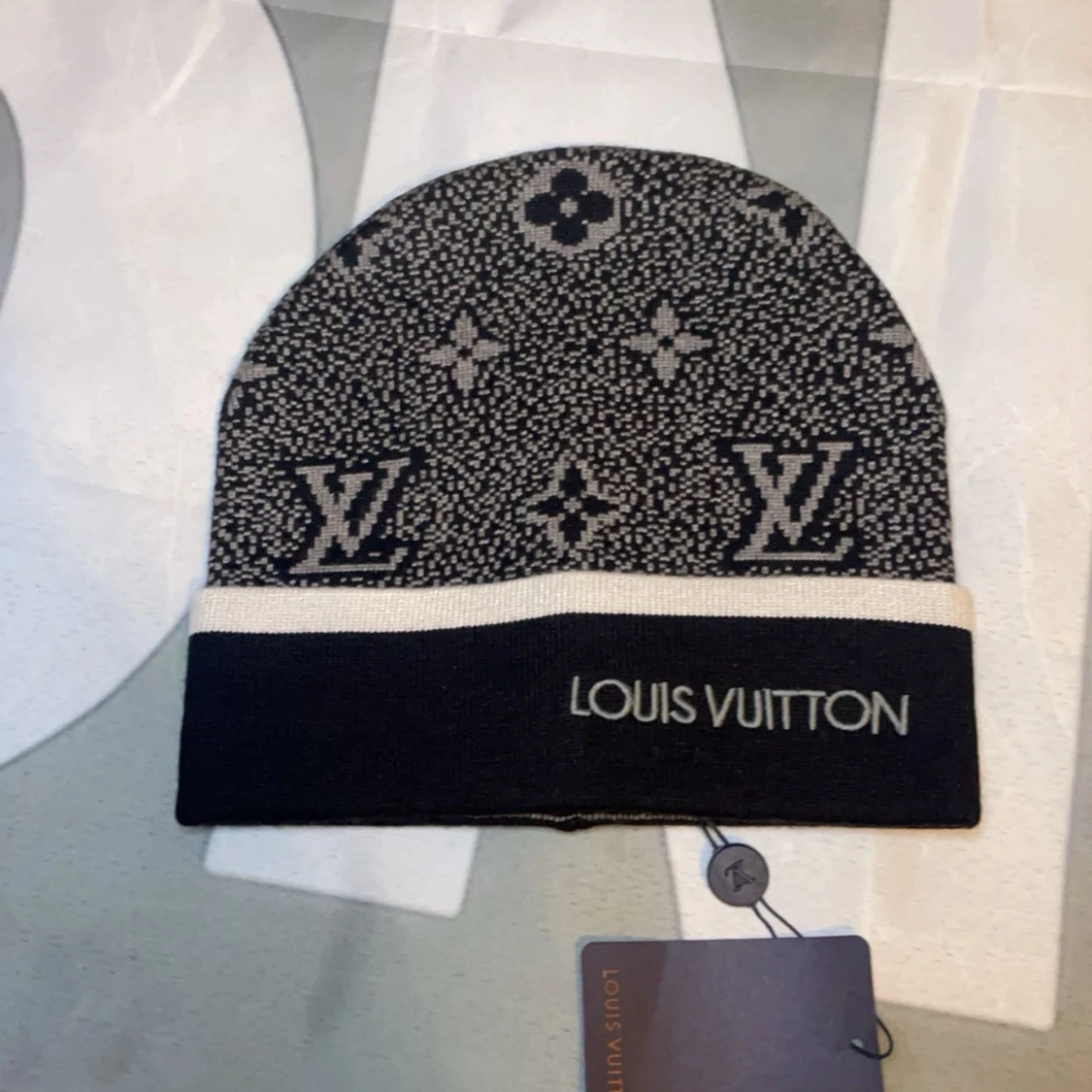 Svart och grå mössa