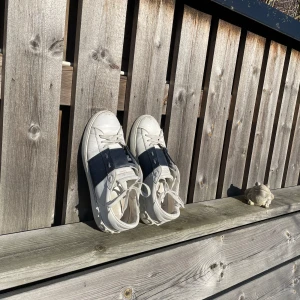 Valentino open mörkblå - Feta mörkblå valentinos som är perfekta till sommaren. Storleken är 43 men de passar även om man t.ex skulle ha storlek 44. Det som ingår är dustbags, skor, boxen och även certifikatet man får när man köper skorna. Inga Extra skosnören medföljer❗️