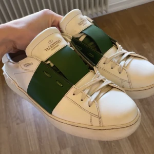 Valentino Garavani Open Sneakers - Säljer dessa Valentino skorna som är perfekta nu inför sommaren!! Skorna är i bra skick med lite färg som lossnat på insidan. Mer bilder kan självklart fås privat!! Skorna är också verifierade av Vestire Collective✅. Kontakta mig vid funderingar eller liknande😃