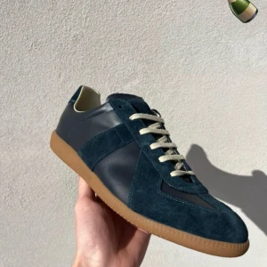 Maison margiela (ENDAST BYTE) - Skit snygga masion margiela i rätt så bra skick. 9/10, inga synliga defekter. Strl 45. Skriv om bilder och grejer. KVITTO FINNS och Box osv