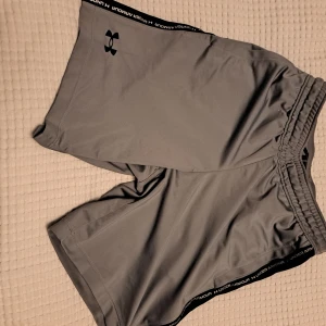 Under armour shorts - Herr S/m passar nog lite närmre m. Som nya
